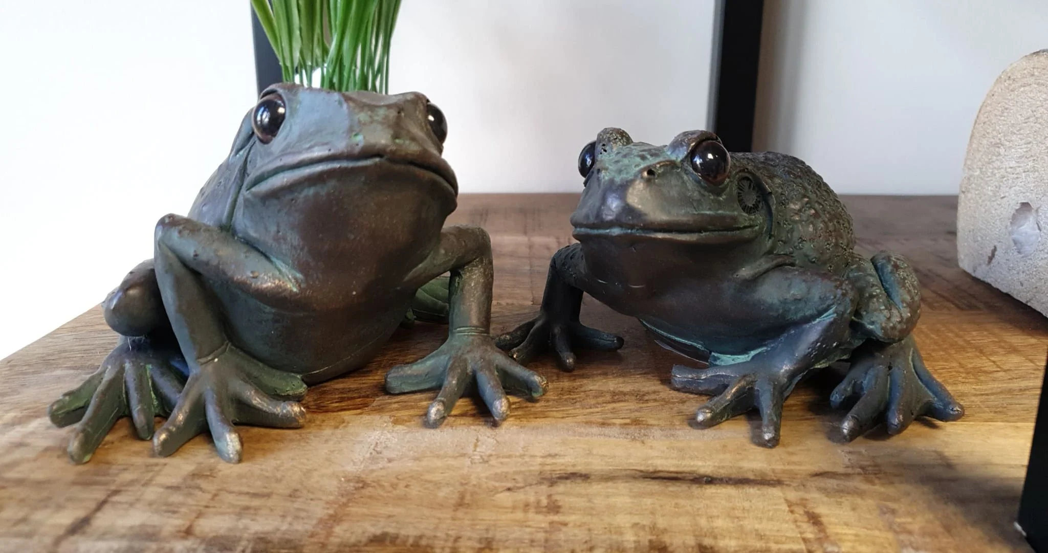 Set of 2 Large Bronze Effect Frogs/ Toads Outdoor Garden Pond Ornaments